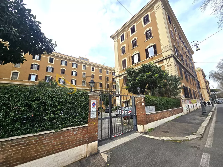 Immagine 1 di Trilocale in affitto  in Piazza di Santa Croce in Gerusalemme 1 a Roma