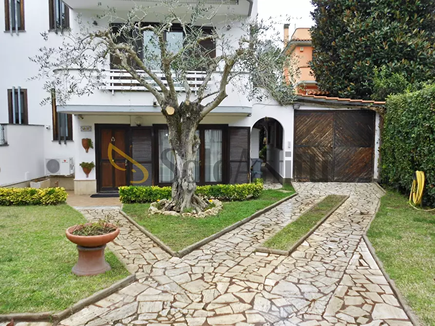 Immagine 1 di Villetta a schiera in affitto  in Via Fiorenzuola di Focara a Fiumicino