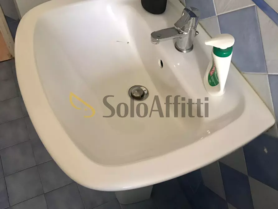 Immagine 16 di Bilocale in affitto  in VIA CLAVIERE a Torino