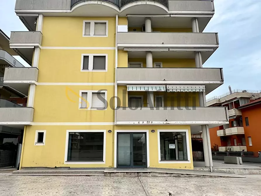 Immagine 6 di Locale commerciale in affitto  in Via Malta 4 a Alba Adriatica