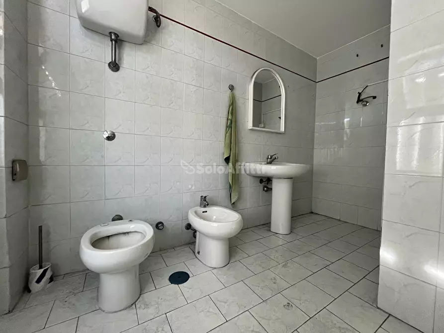 Immagine 17 di Locale commerciale in affitto  a Catanzaro