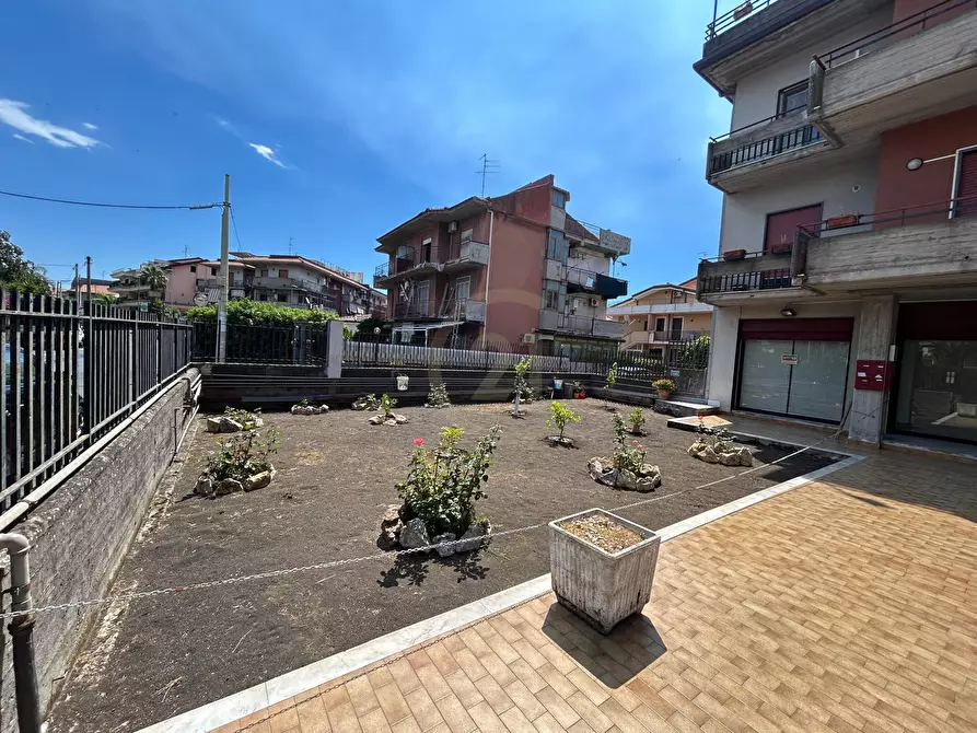Immagine 1 di Locale commerciale in affitto  a Gravina Di Catania
