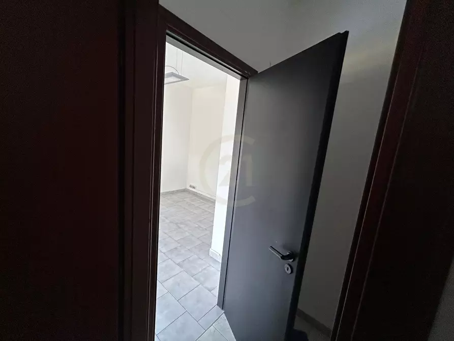 Immagine 11 di Locale commerciale in affitto  a Gravina Di Catania