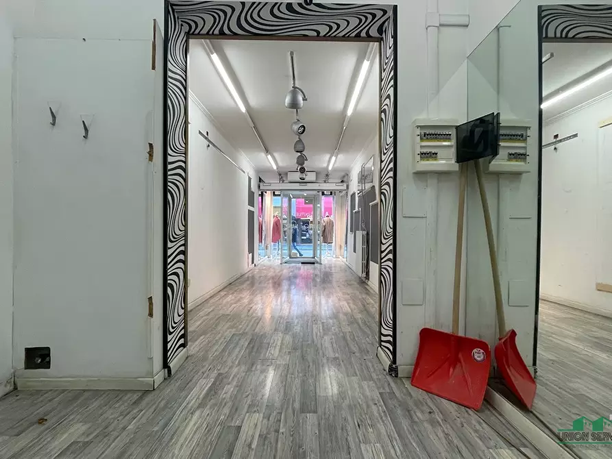 Immagine 1 di Locale commerciale in vendita  in Strada Garibaldi a Parma