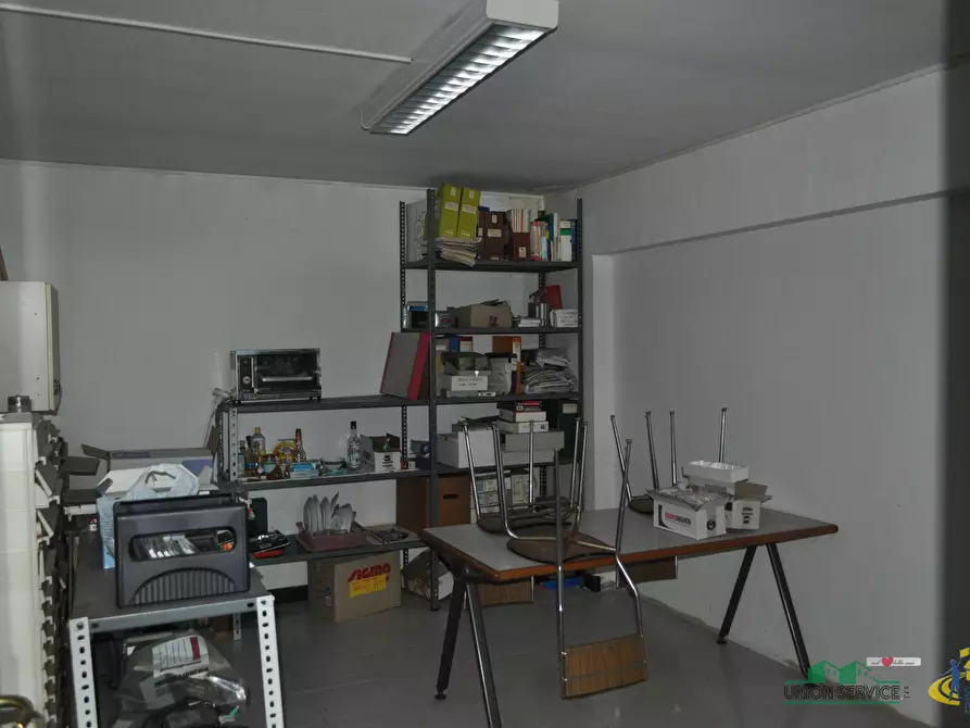 Immagine 8 di Locale commerciale in vendita  in Piazza Caduti di Superga a Parma