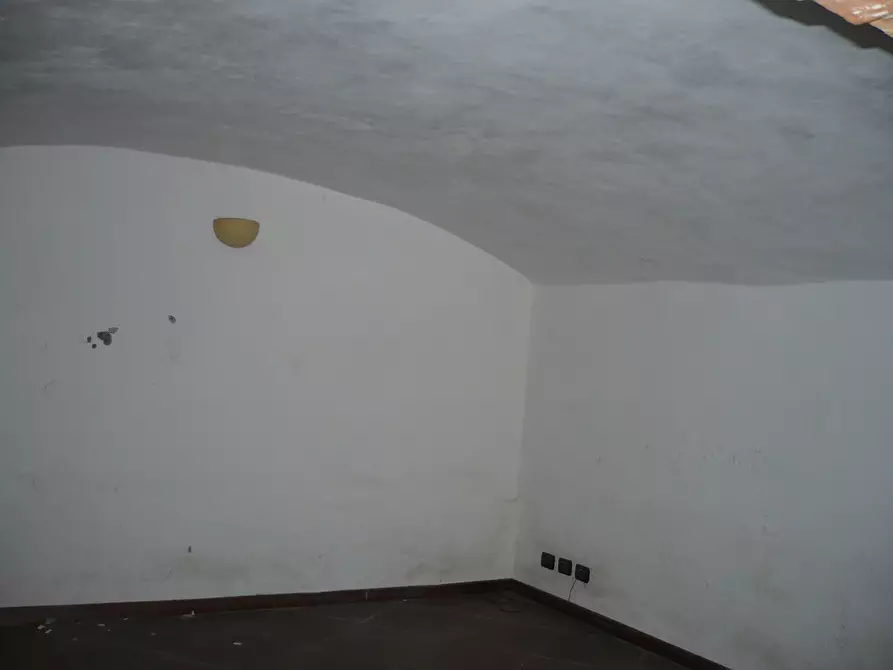 Immagine 21 di Locale commerciale in vendita  in Borgo Valorio 10 a Parma