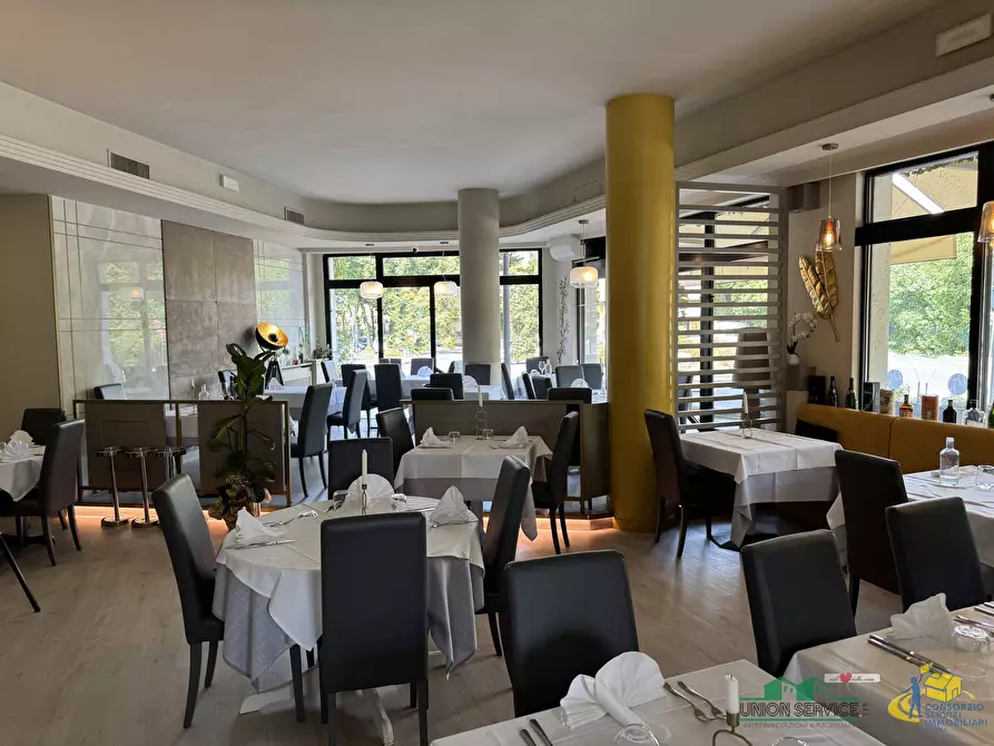 Immagine 5 di Locale commerciale in vendita  in Via Montebello a Parma