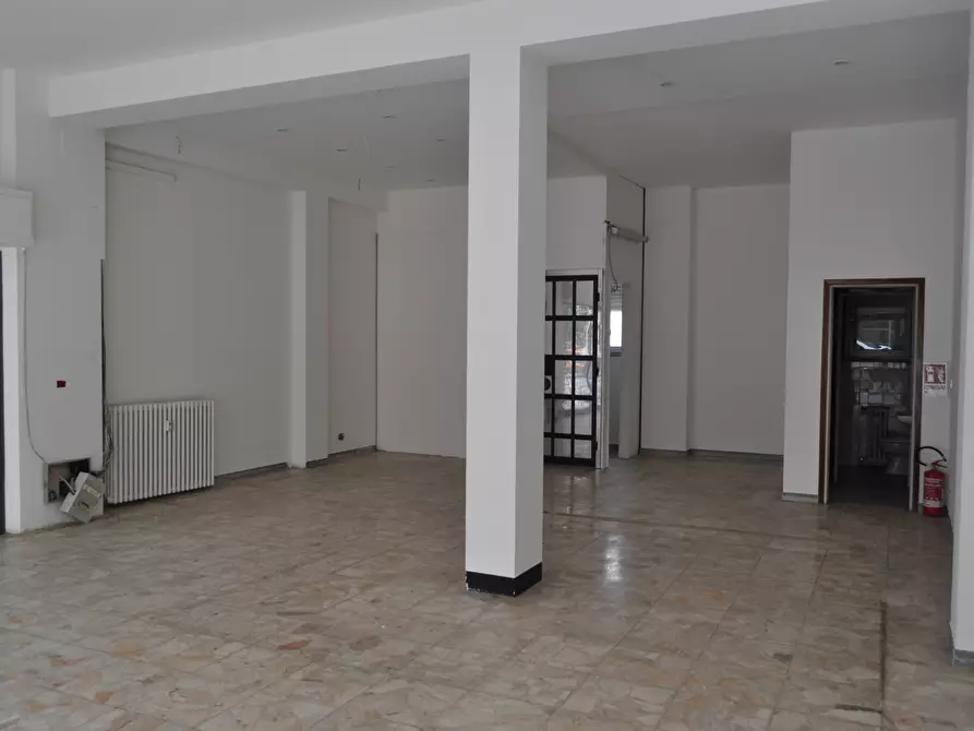 Immagine 5 di Locale commerciale in vendita  in via spezia 49 a Collecchio