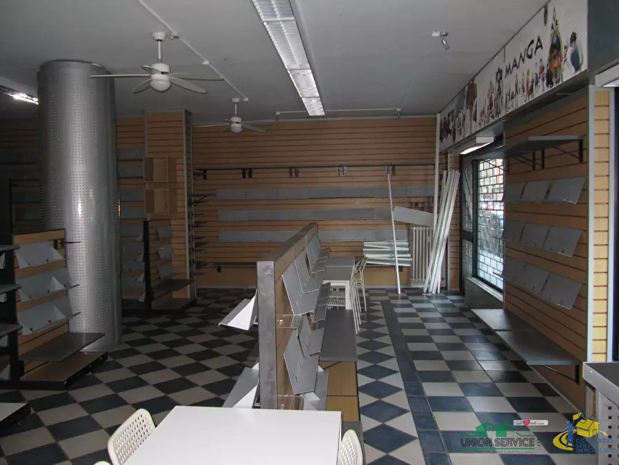 Immagine 2 di Locale commerciale in vendita  in Borgo Collegio Maria Luigia a Parma
