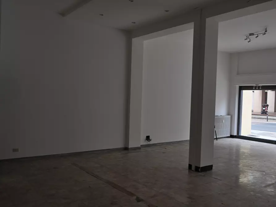 Immagine 18 di Locale commerciale in affitto  in via spezia 49 a Collecchio