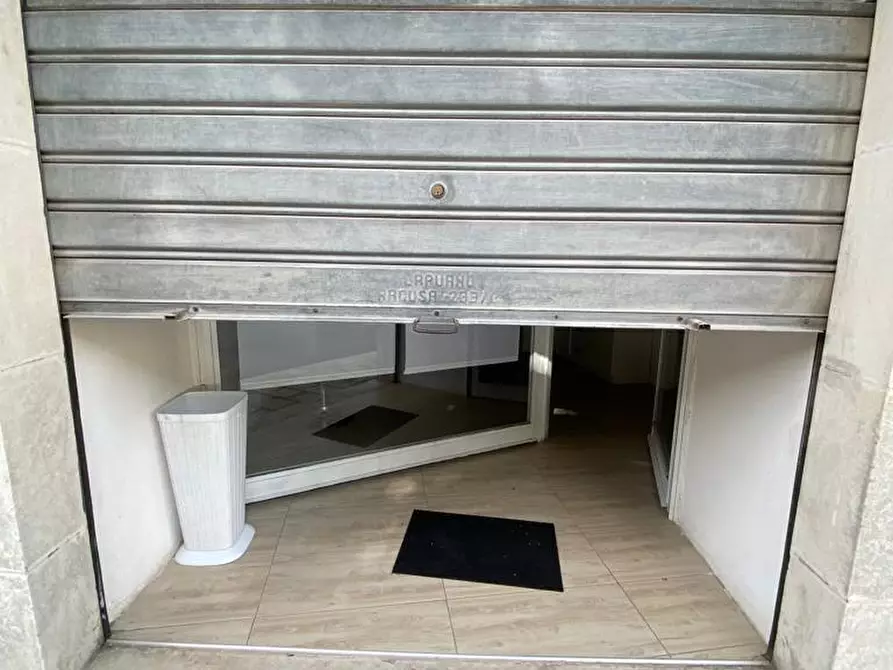 Immagine 12 di Locale commerciale in vendita  in C.SO UMBERTO I 448 a Modica
