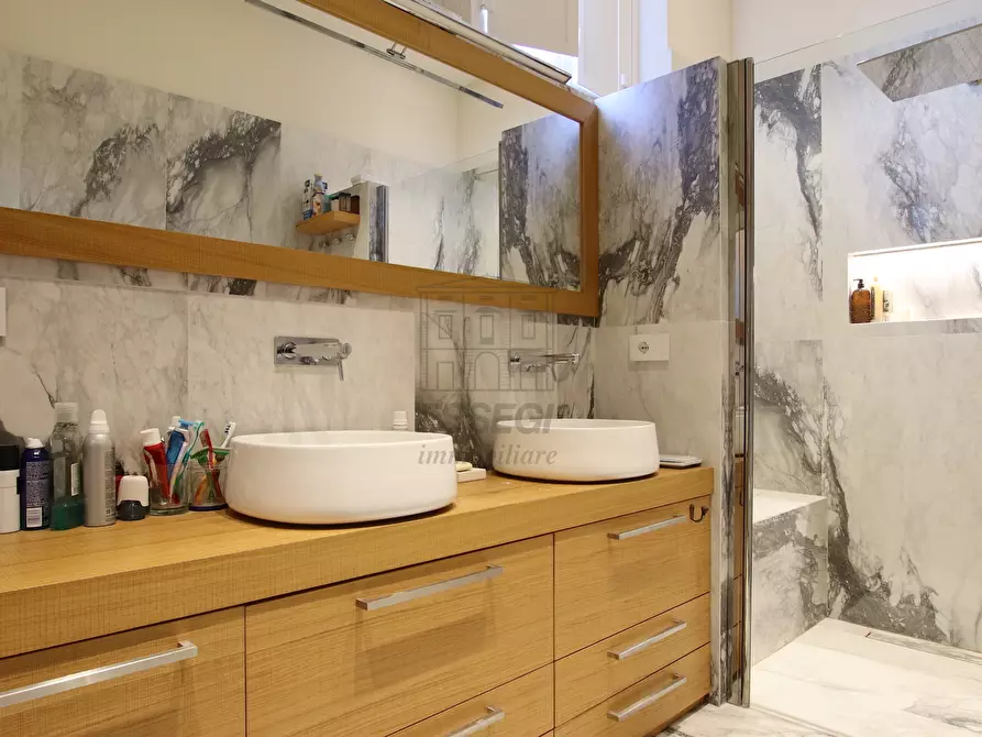 Immagine 21 di Appartamento in vendita  in Via del Portico 13 a Lucca