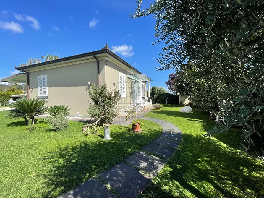 Immagine 1 di Villa in vendita  in Via di Moriano a Lucca