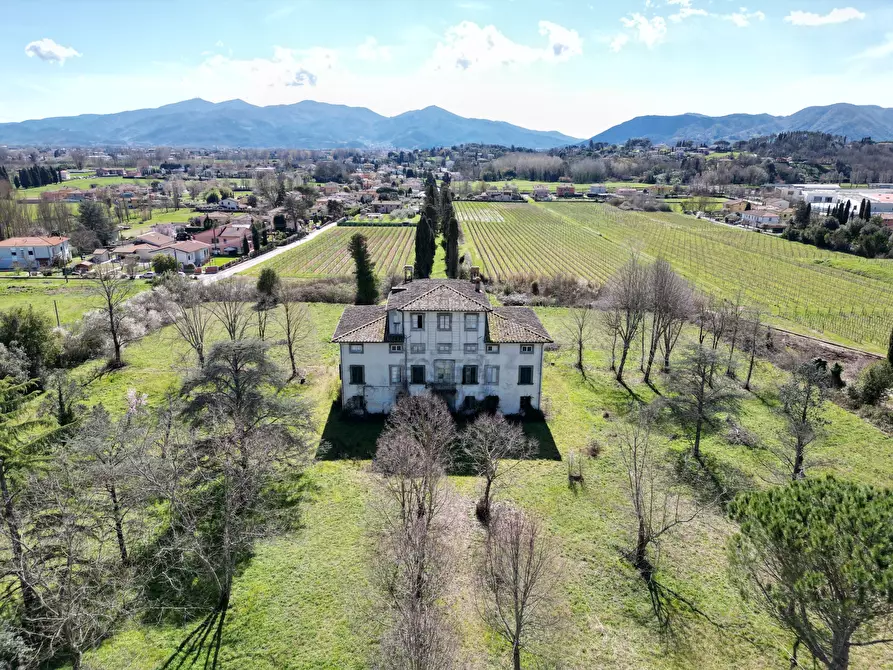 Immagine 1 di Villa in vendita  a Lucca