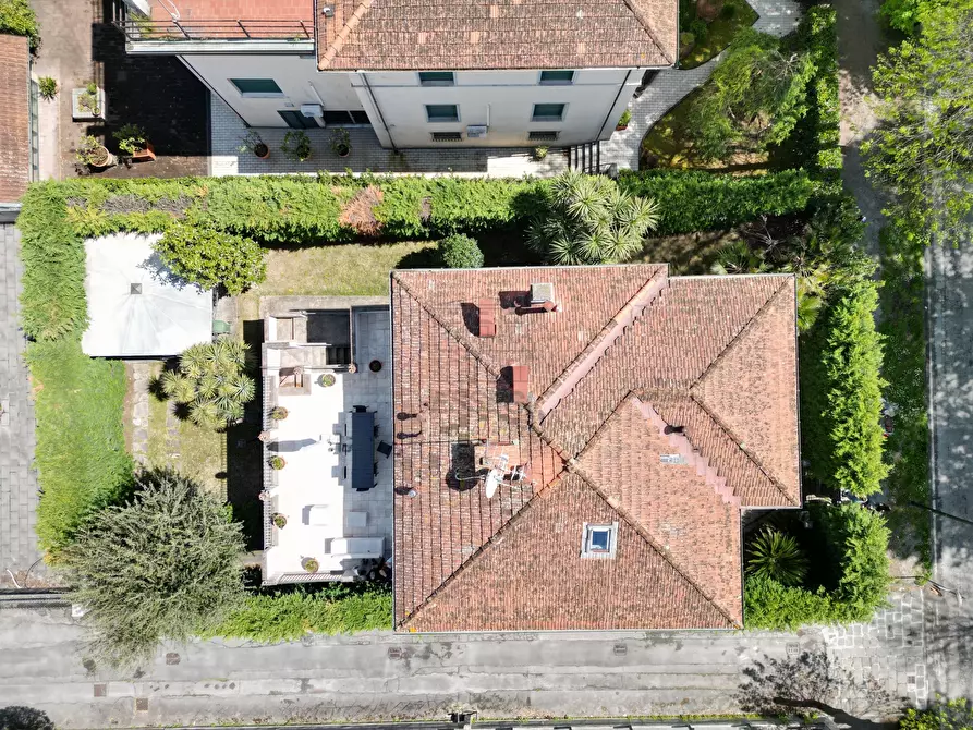 Immagine 35 di Villa in vendita  in Viale Pacini 35 a Lucca