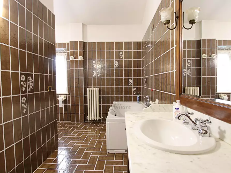 Immagine 35 di Rustico / casale in vendita  a Lucca