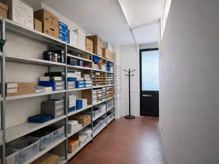 Immagine 6 di Ufficio in vendita  a Lucca