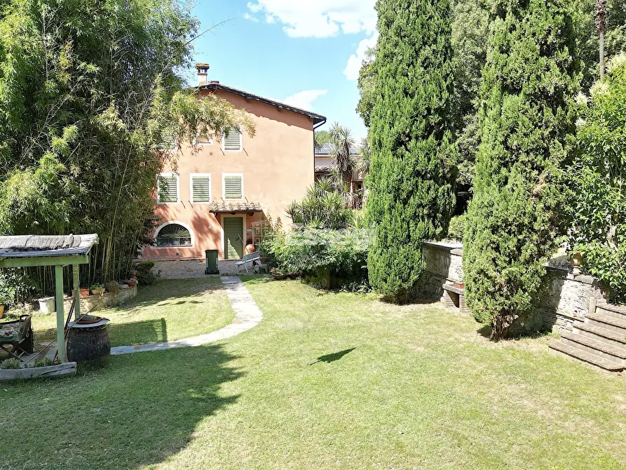 Immagine 3 di Villa in vendita  a Lucca