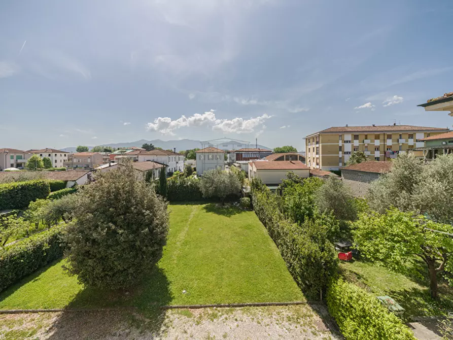 Immagine 40 di Villa in vendita  a Lucca
