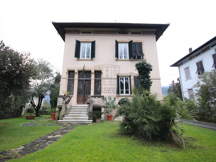 Immagine 1 di Villa in vendita  in Via Ludovica 56 a Lucca