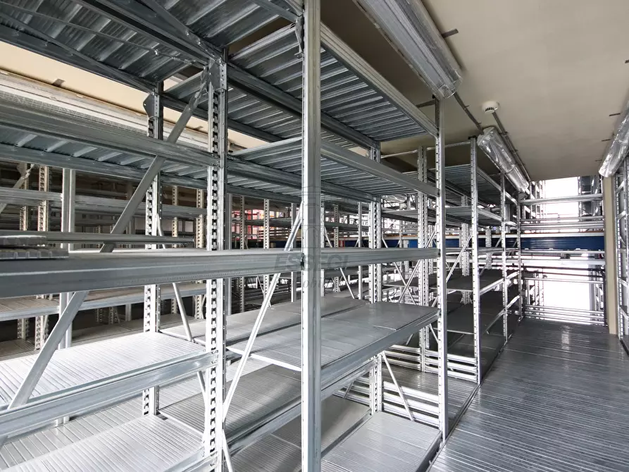 Immagine 4 di Locale commerciale in affitto  in Via delle Ville Prima, Acquacalda 895 a Lucca