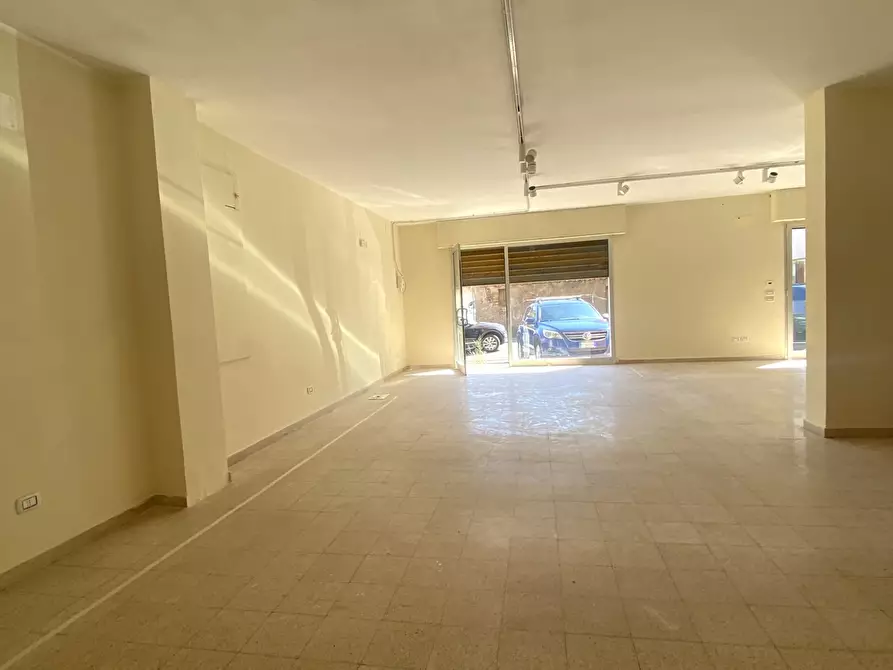 Immagine 5 di Locale commerciale in affitto  in Via Sbarre Superiori 58 a Reggio Di Calabria