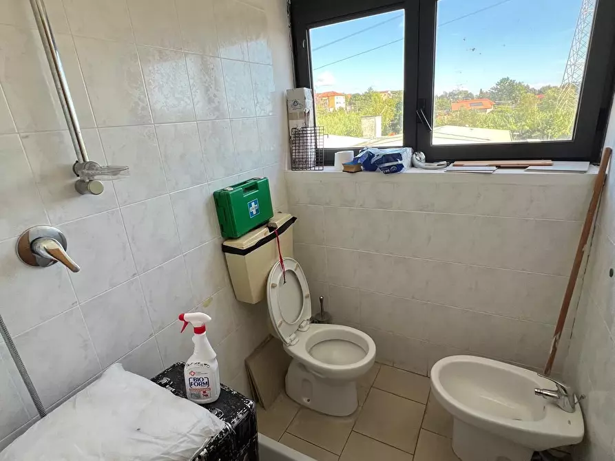 Immagine 8 di Ufficio in vendita  a Sarzana