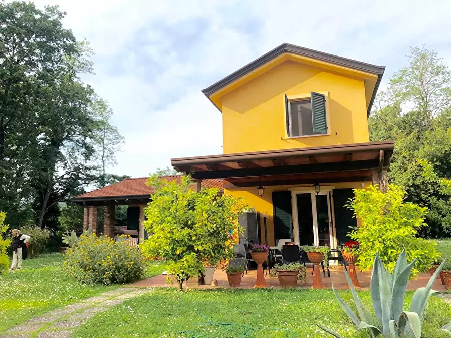 Immagine 2 di Villa in vendita  a Castelnuovo Magra