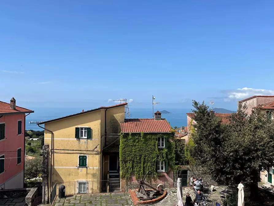Immagine 27 di Pentalocale in vendita  in Piazza XIII Dicembre 6 a Ameglia