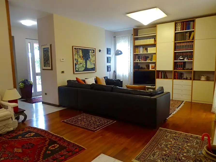 Immagine 8 di Villa in vendita  a Sarzana