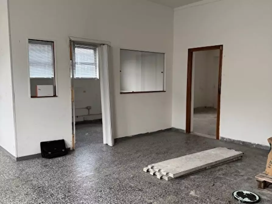 Immagine 15 di Capannone industriale in affitto  in Via degli Oliveti a Massa