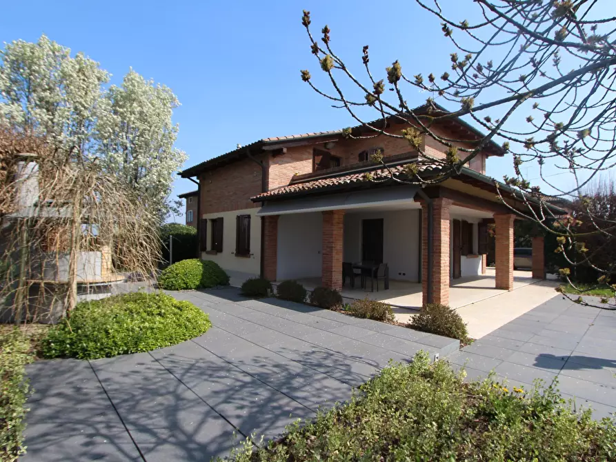 Immagine 1 di Villa in vendita  in Via Augusto Ferrari a Valsamoggia