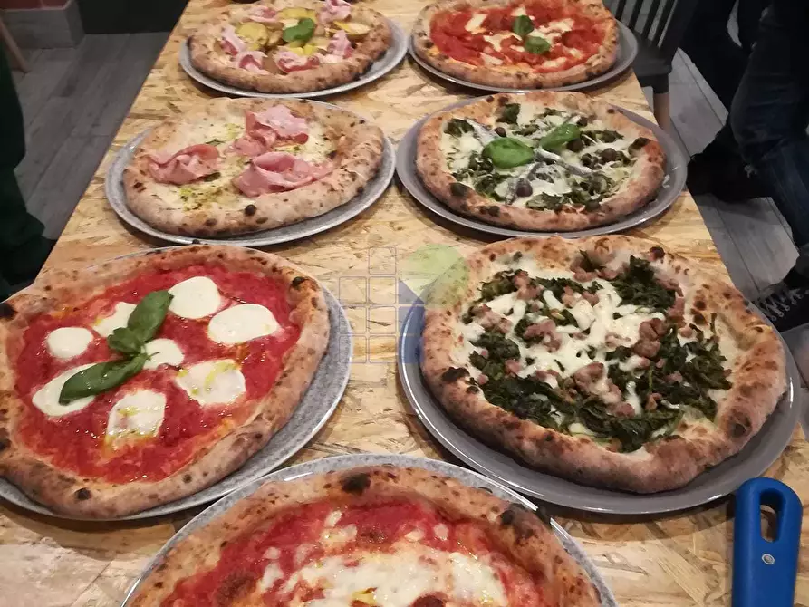 Immagine 3 di Pizzeria / Pub in vendita  in Piazza Cavour 64 a Livorno