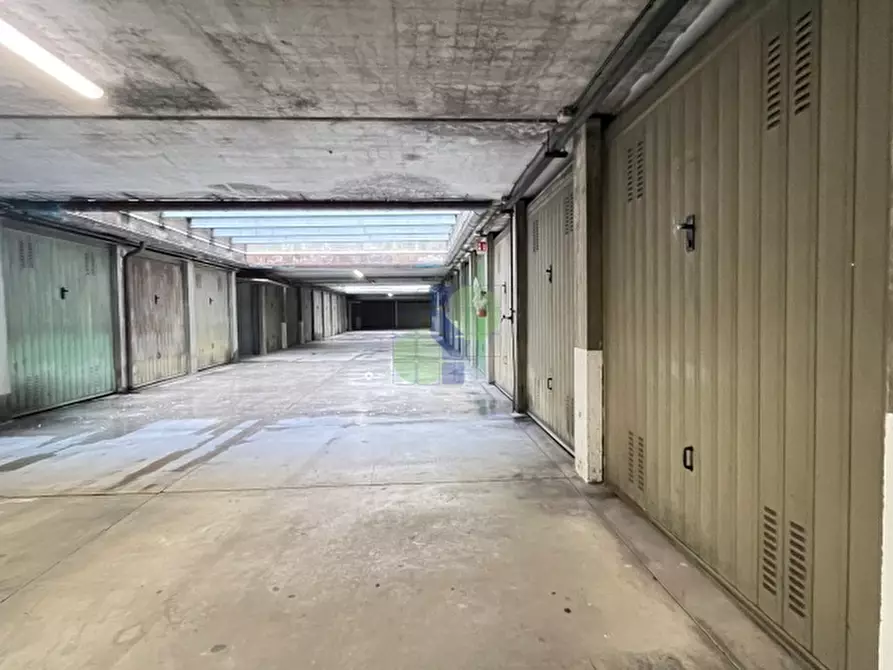 Immagine 2 di Garage in vendita  in Piazza Attias 21 a Livorno