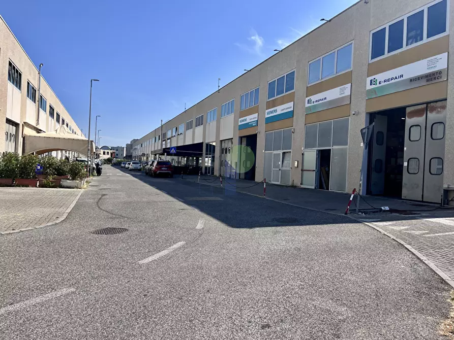 Immagine 13 di Attività artigianale in affitto  in Via  Cimarosa 55 a Livorno