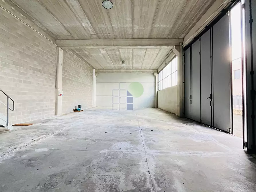 Immagine 1 di Attività artigianale in affitto  in Via Dell'Artigianato 43 a Livorno