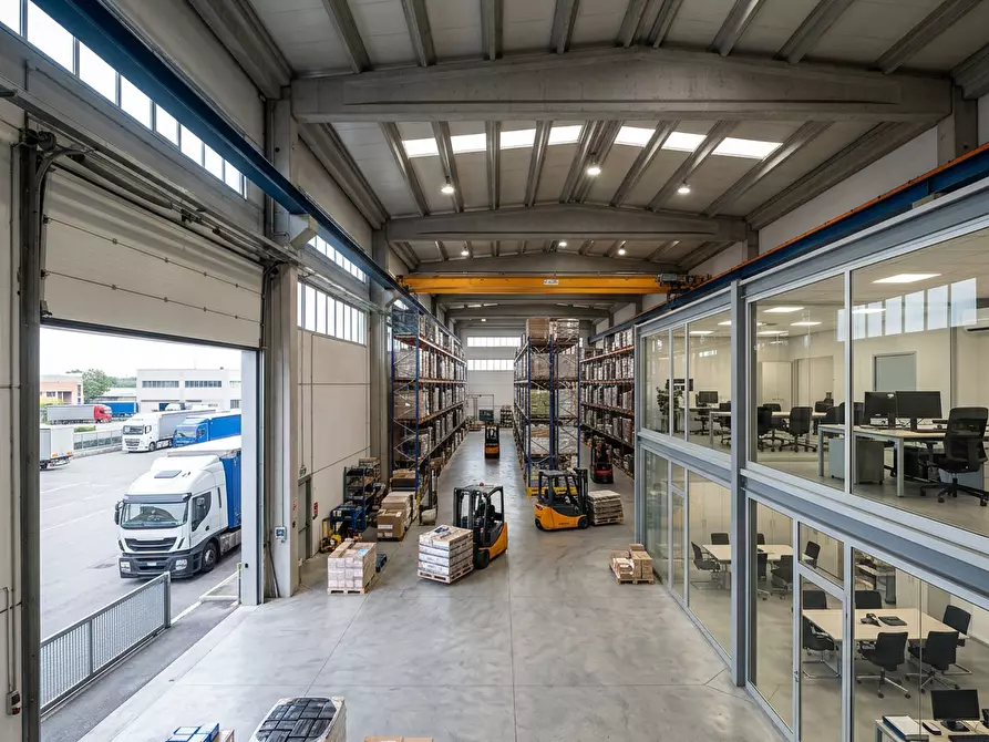 Immagine 1 di Capannone industriale in affitto  a Pietrasanta