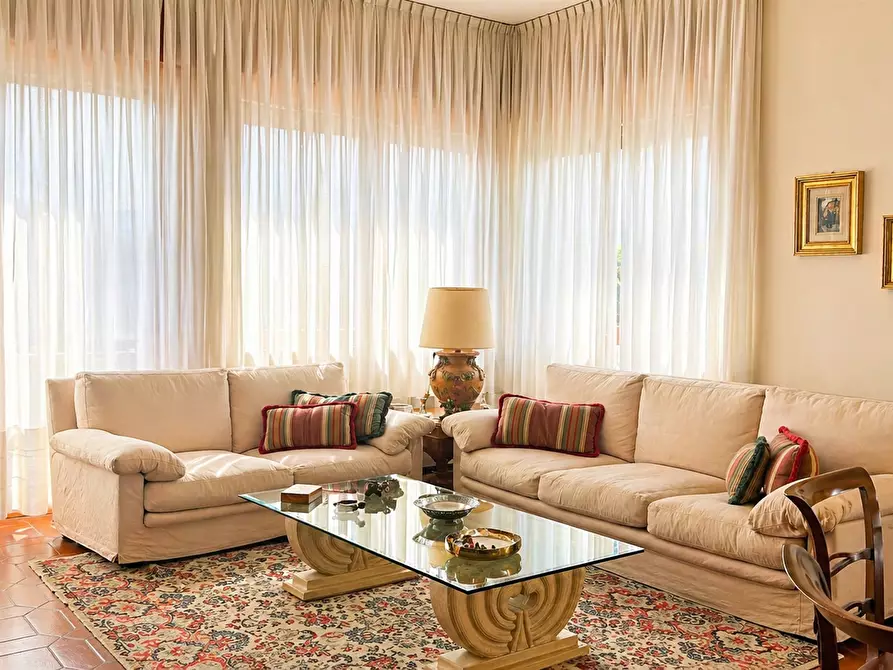 Immagine 6 di Villa in vendita  in Via Varallo Pombia 2 a Castelletto Sopra Ticino
