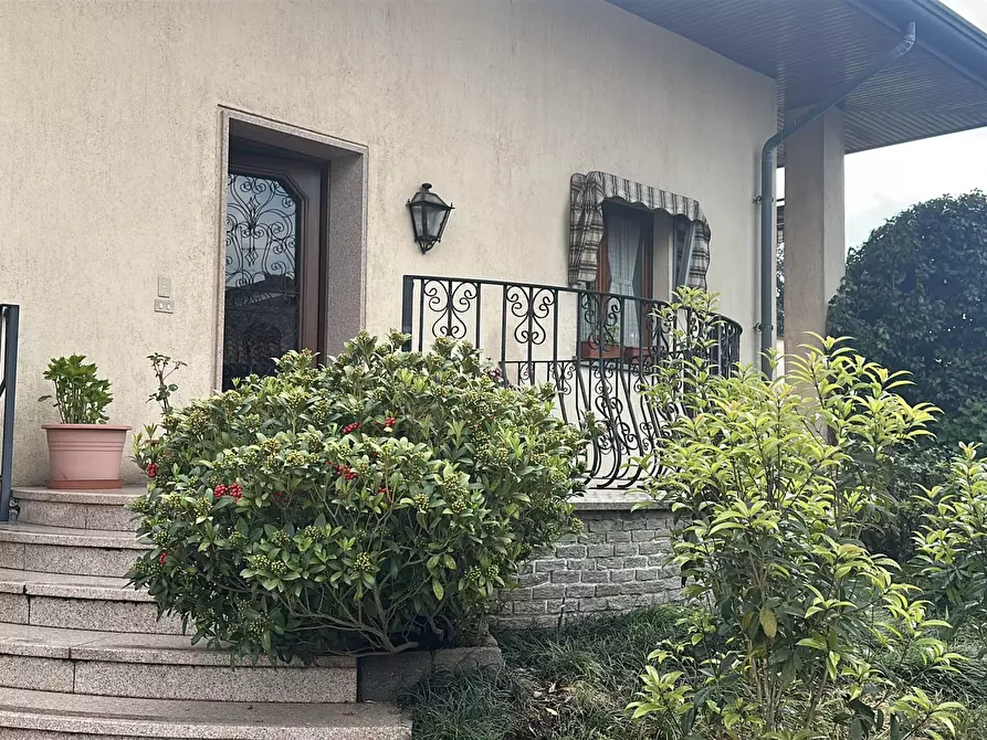 Immagine 25 di Villa in vendita  in Via Varallo Pombia 2 a Castelletto Sopra Ticino