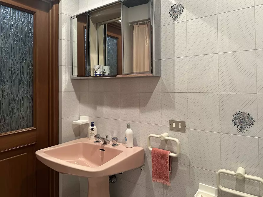 Immagine 17 di Villa in vendita  in Via Varallo Pombia 2 a Castelletto Sopra Ticino