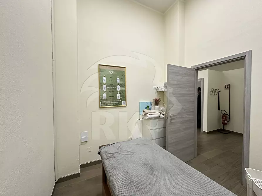 Immagine 16 di Locale commerciale in affitto  in Via Riva di Reno 56 a Bologna