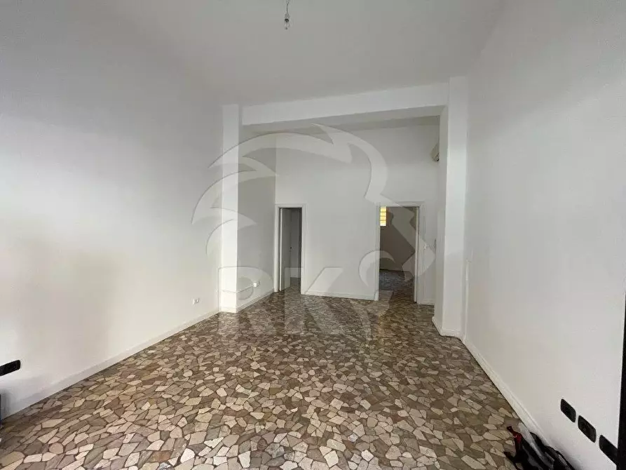 Immagine 35 di Locale commerciale in affitto  in via Milazzo a Bologna