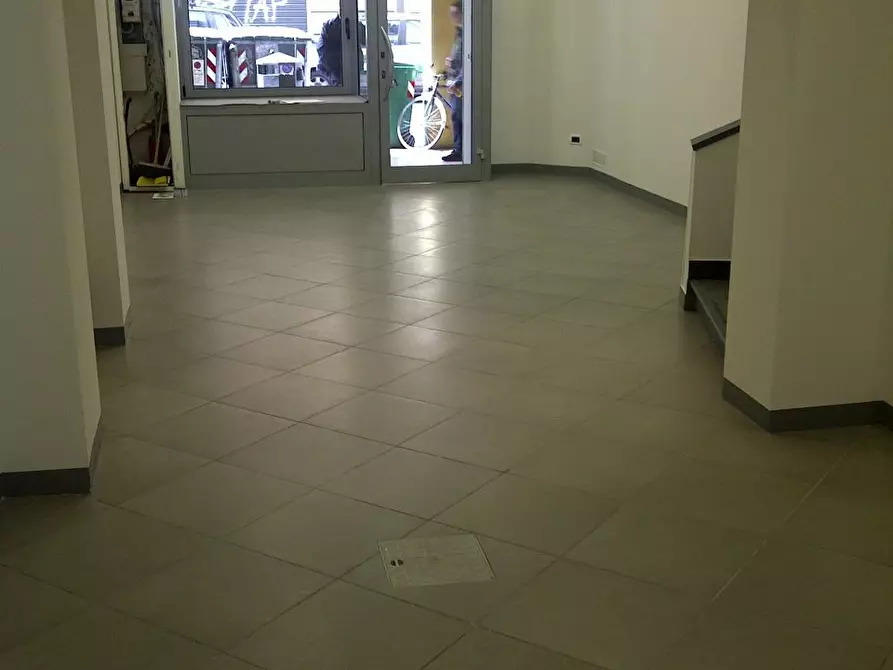 Immagine 7 di Locale commerciale in vendita  in Via Petroni 1/B a Bologna