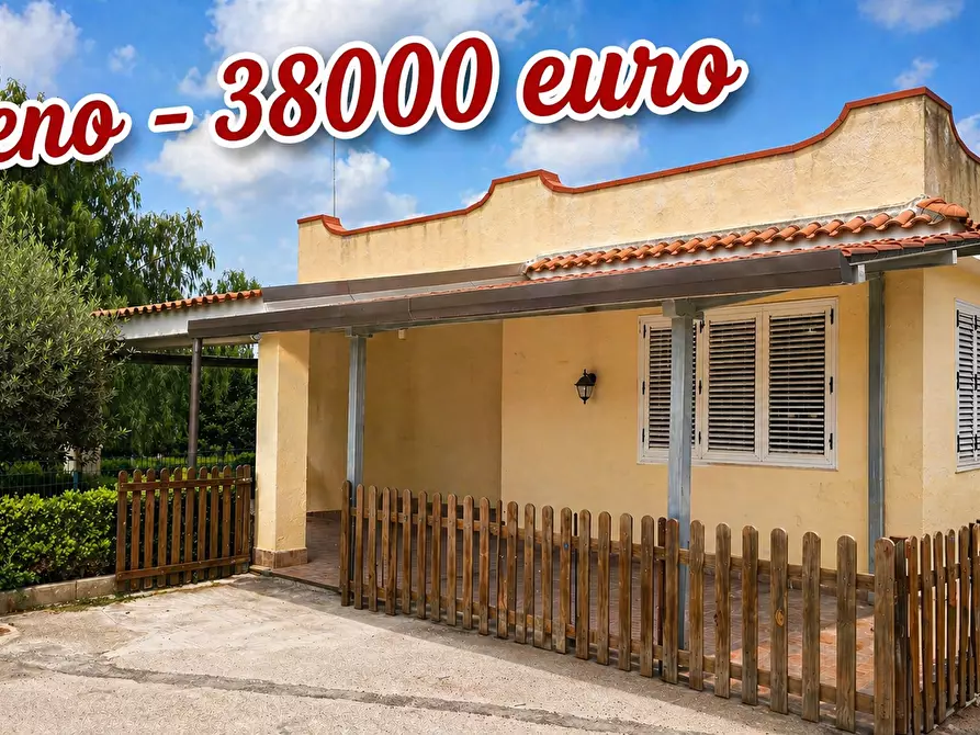 Immagine 1 di Villa in vendita  in Via Lago di Como a Siracusa