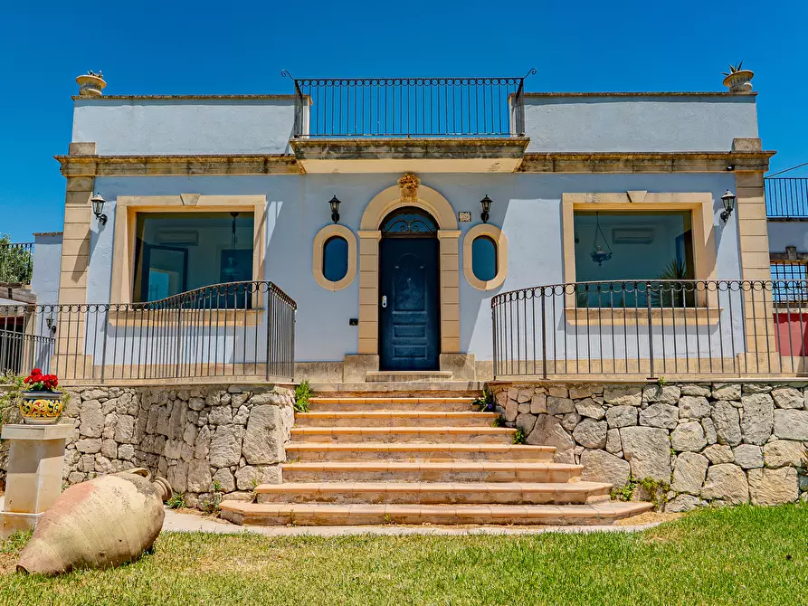 Immagine 1 di Villa in vendita  in Via Agamennone 2 a Siracusa