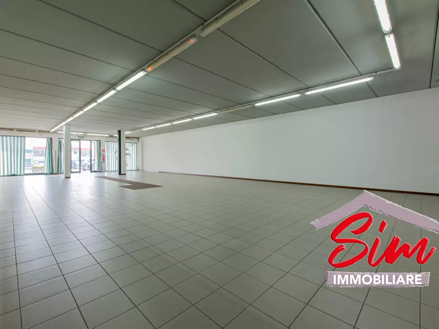 Immagine 14 di Locale commerciale in vendita  in Via Vecchia Circonvallazione sn a Oleggio