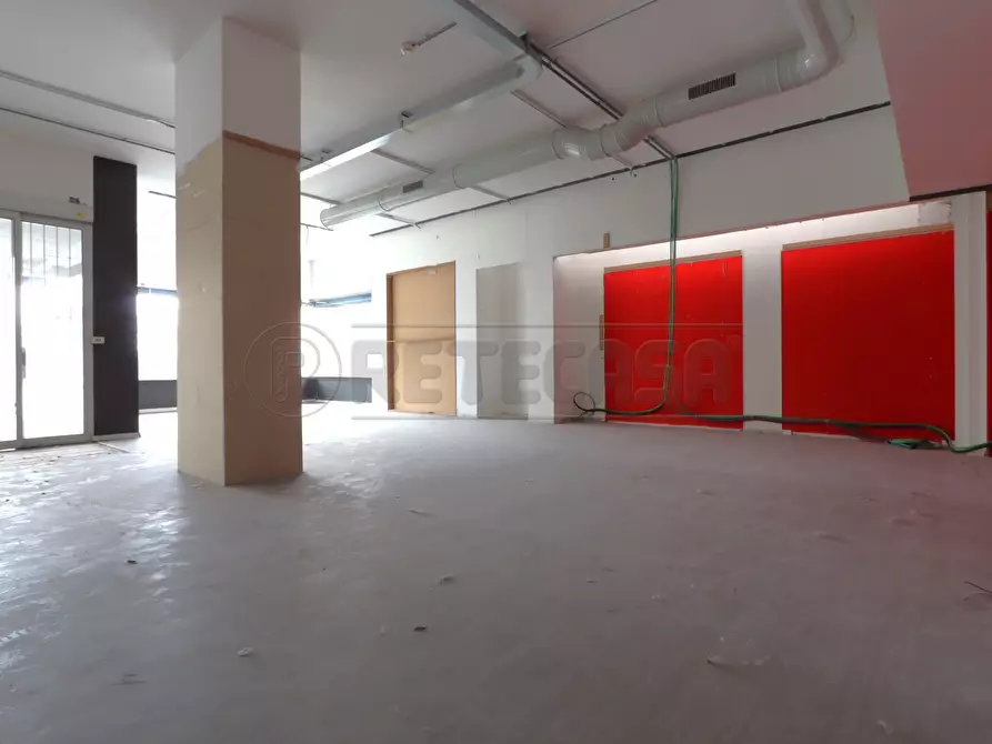 Immagine 21 di Locale commerciale in vendita  in Viale Verona 251 a Vicenza