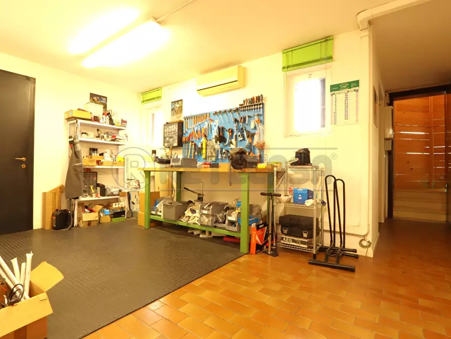 Immagine 15 di Locale commerciale in vendita  in viale della pace 169 a Vicenza