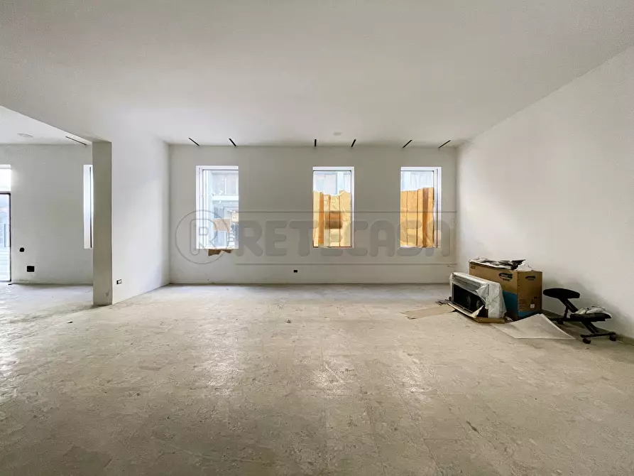 Immagine 13 di Locale commerciale in vendita  in Riviera dei Ponti Romani 13 a Padova