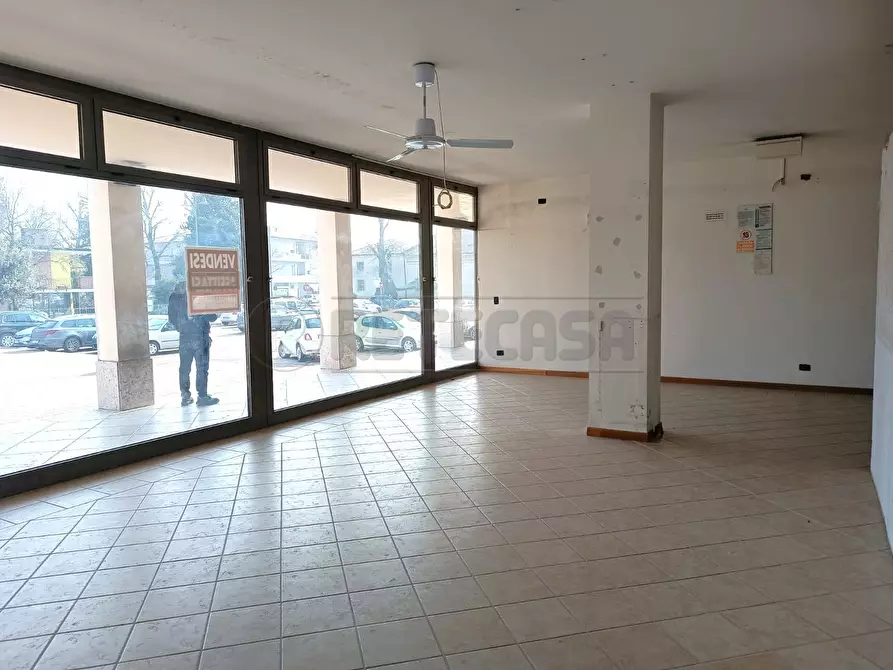 Immagine 3 di Locale commerciale in vendita  in Via Papa Giovanni XXIII a Barbarano Mossano